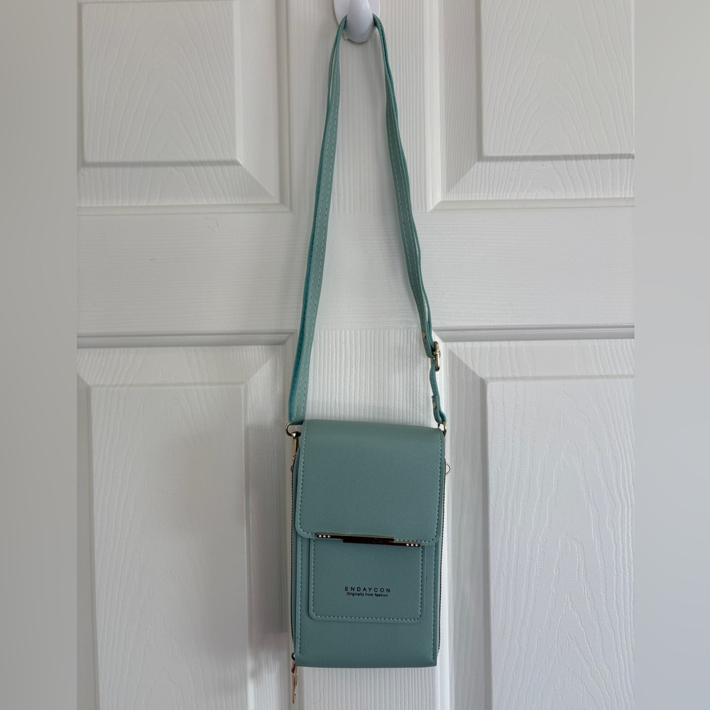 Endaycon Turquoise Crossbody Touch Screen Phone Bag NWOT